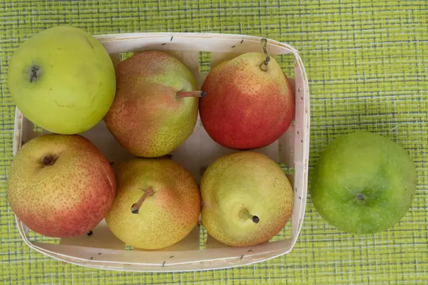 Manzanas Peras Una Canasta Mimbre — Foto de Stock