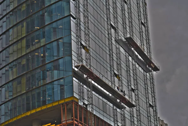 공사중인 건물의 철책을 설치하는 — 스톡 사진
