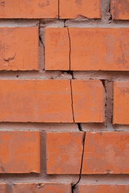 Duvardaki dikey çatlak, arka plan