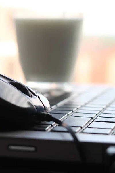Bir Fare Bir Bardak Kefir Dizüstü Bilgisayarda Klavyede Serbest Atıştırmalık — Stok fotoğraf