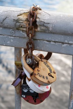 Rusya 'da bir gelenek vardır. Yeni evliler köprünün korkuluklarına kilit takar ve anahtarı nehre atar. Kilide sonsuz aşk hakkında bir yazı yazarlar.