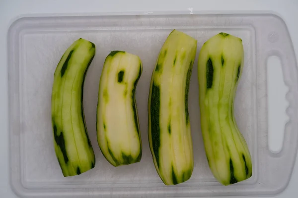 Geschälte Grüne Gemahlene Gurken Für Salat — Stockfoto