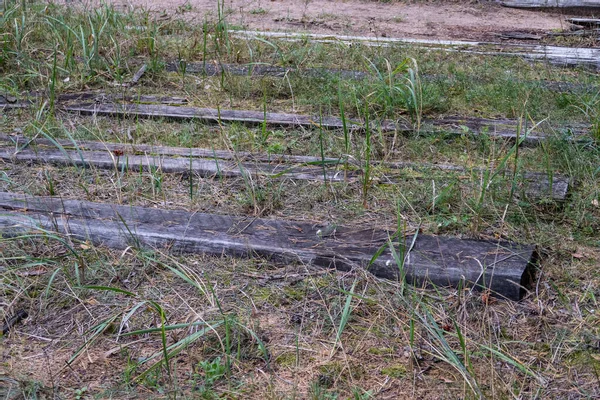 被拆除的铁路上的旧木床 — 图库照片