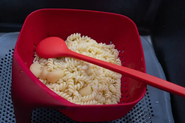 Pasta Cocida Recostada Sobre Colador Rojo Una Cuchara Roja Larga — Foto de Stock