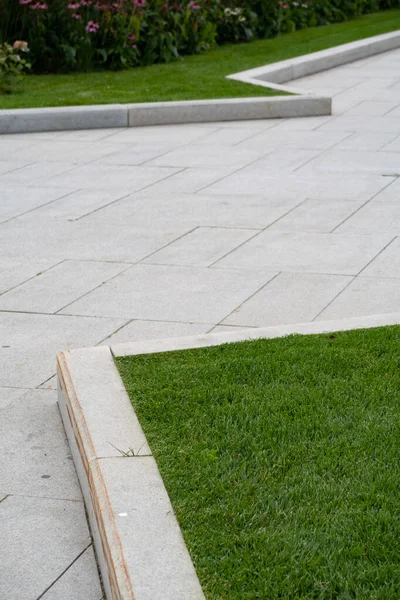 Döşeme yolu, taş kaldırım ve çimen.