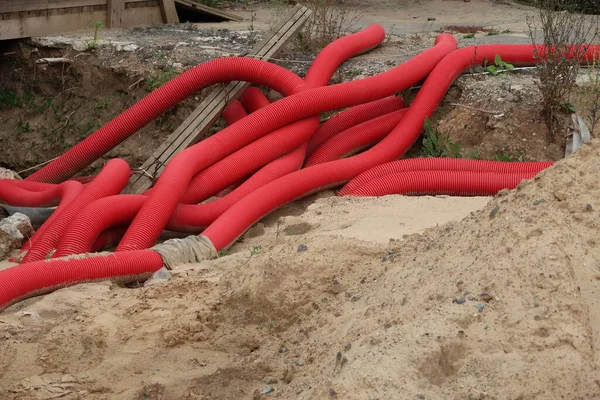 Tubos Sintéticos Corrugados Vermelhos Uma Trincheira — Fotografia de Stock