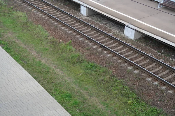 Zelený Trávník Mezi Dvěma Železničními Nástupišti — Stock fotografie