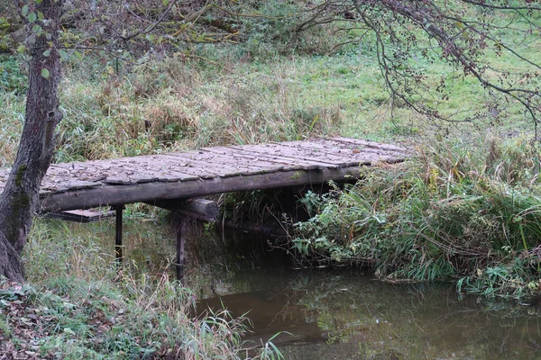Старий Дерев Яний Міст Через Річку Осінь Відображення — стокове фото