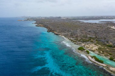 Karayip Denizi 'ndeki Curacao kıyılarının havadan görünüşü turkuaz su, uçurum, sahil ve güzel mercan resifleri.