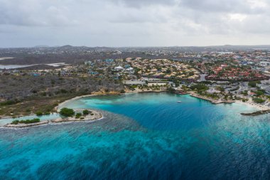 Karayip Denizi 'ndeki Curacao kıyılarının havadan görünüşü turkuaz su, uçurum, sahil ve güzel mercan resifleri.