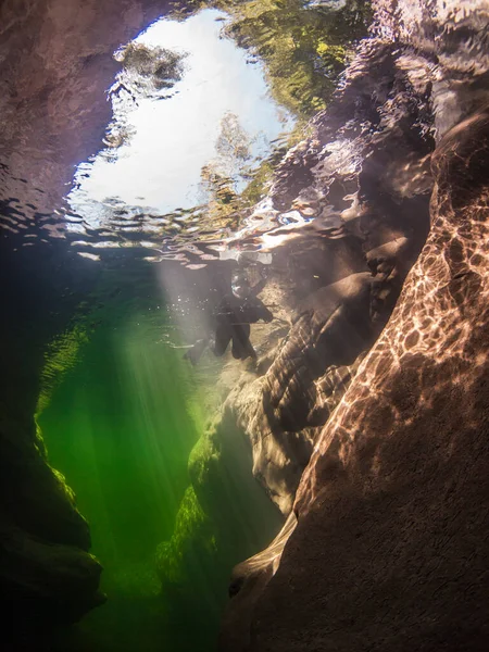 Υποβρύχια Τοπίο Στον Ποταμό Maggia Ελβετία Ευρώπη Snorkeler Και Μαγικές — Φωτογραφία Αρχείου