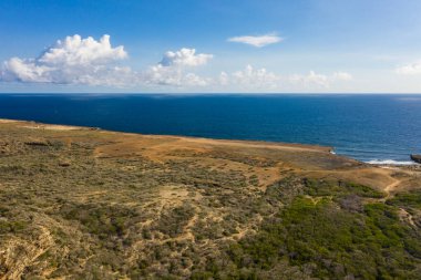 Karayip Denizi 'ndeki Curaao kıyılarının turkuaz su, uçurum ve güzel mercan resifleriyle hava manzarası.