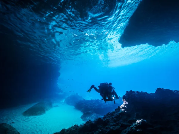 Морской Пейзаж Кораллового Рифа Карибском Море Кюрасао Дайвером Пещере Blue — стоковое фото