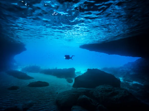 カリブ海のサンゴ礁の海 キュラソー島とダイバーとの洞窟 ブルールーム — ストック写真