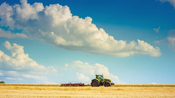 Dans Chaleur Estivale Tracteur Laboure Champ Après Récolte Contre Ciel — Photo