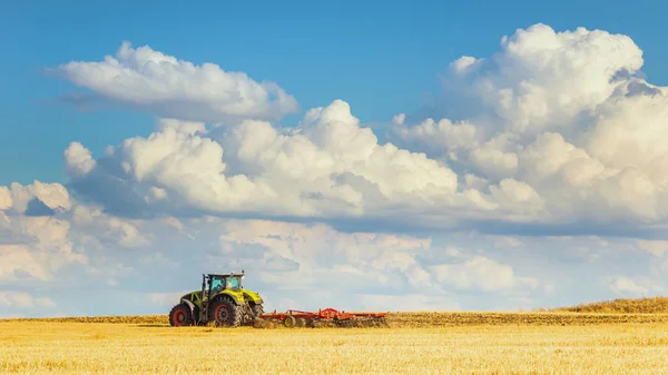 Dans Chaleur Estivale Tracteur Laboure Champ Après Récolte Contre Ciel — Photo