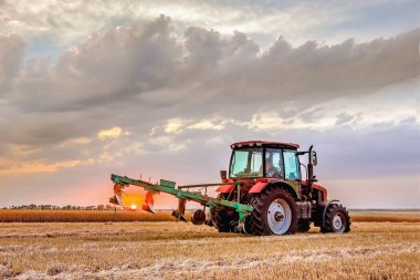 Sabanı olan bir traktör. Hasattan sonra tarlayı sürüyorum. .