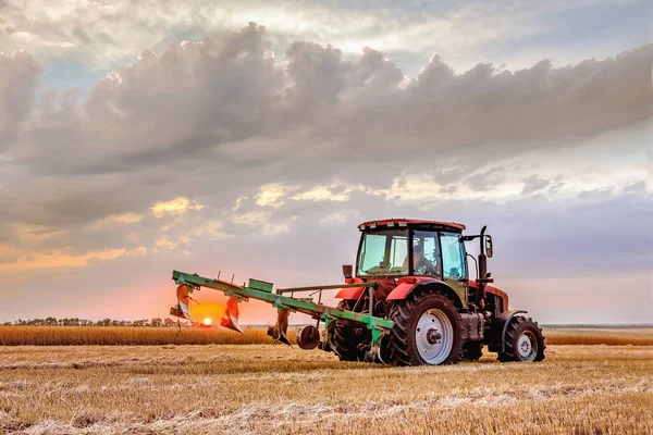 Sabanı olan bir traktör. Hasattan sonra tarlayı sürüyorum. .