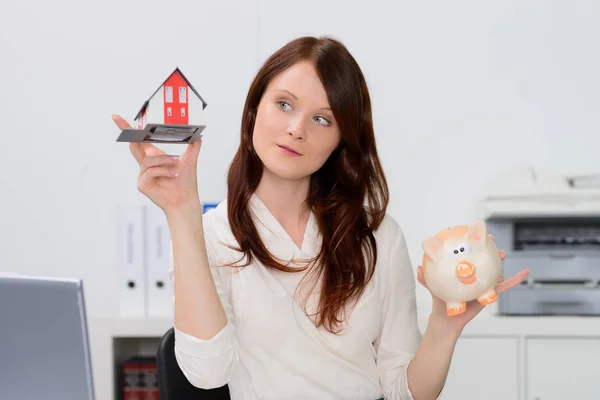 Aantrekkelijke Vrouw Met Kleine Huis Model Spaarpot Kantoor — Stockfoto