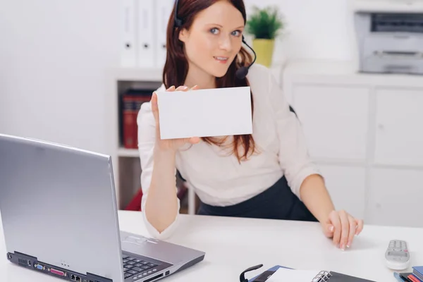 Mulher Atraente Com Fone Ouvido Trabalhando Jantar Cliente Segurando Sinalização — Fotografia de Stock