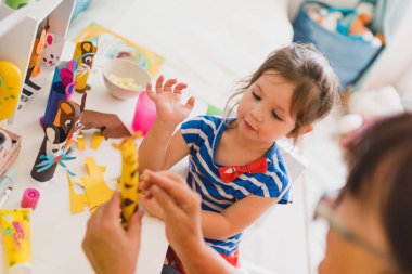 torunu Handycraft büyükannesi kreş, ince motor becerileri geliştirilmesi ile birlikte yapıyor