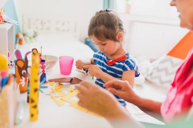 torunu Handycraft büyükannesi kreş, ince motor becerileri geliştirilmesi ile birlikte yapıyor