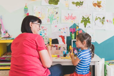 Büyükanne ve torunu handycraft odasında birlikte yapıyor