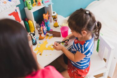 torunu Handycraft büyükannesi kreş, ince motor becerileri geliştirilmesi ile birlikte yapıyor
