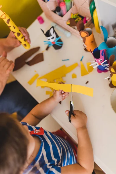 Enkelin Bastelt Mit Großmutter Kinderzimmer Verbesserung Der Feinmotorik — Stockfoto