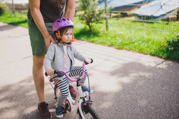 Padre Enseña Pequeña Hija Montar Bicicleta Parque —  Fotos de Stock