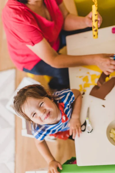 Enkelin Bastelt Mit Großmutter Kinderzimmer Verbesserung Der Feinmotorik — Stockfoto