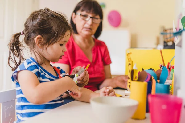 Enkelin Bastelt Mit Großmutter Kinderzimmer Verbesserung Der Feinmotorik — Stockfoto