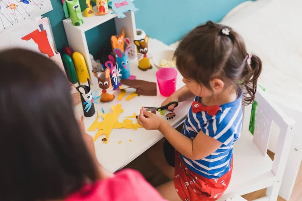 Enkelin Bastelt Mit Großmutter Kinderzimmer Verbesserung Der Feinmotorik — Stockfoto