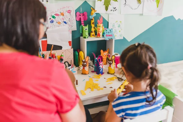 Großmutter Und Enkelin Basteln Gemeinsam Kinderzimmer — Stockfoto