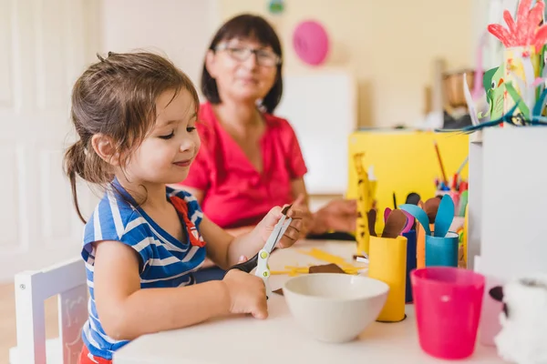 Barnbarn Gör Handycraft Tillsammans Med Hennes Mormor Plantskola Förbättring Finmotorik — Stockfoto