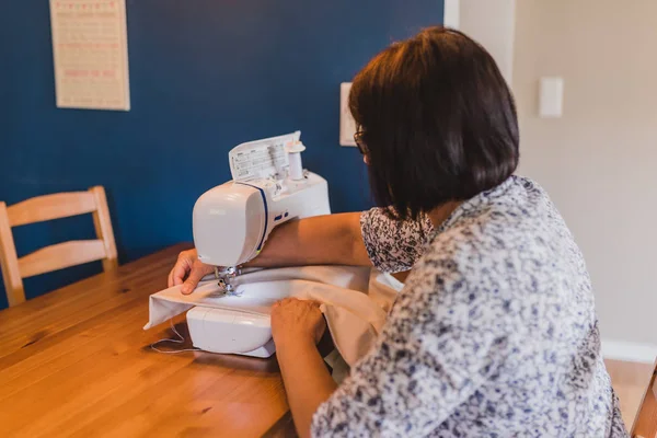 Old Woman Sews Sewing Machine Home — Stock Photo, Image