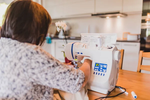 여자는 가정으로 재봉틀에 Sews — 스톡 사진