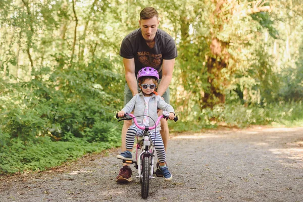 Padre Enseña Pequeña Hija Montar Bicicleta Parque —  Fotos de Stock