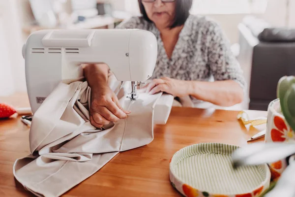 Old Woman Sews Sewing Machine Home — Stock Photo, Image