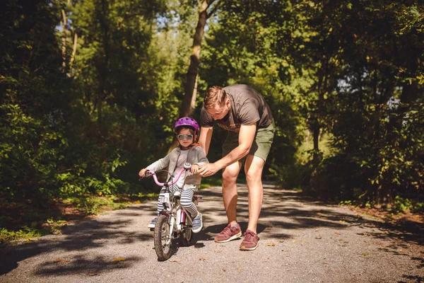 Padre Enseña Pequeña Hija Montar Bicicleta Parque —  Fotos de Stock