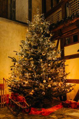 karanlık odada parlak Noel ağacı