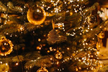 karanlık odada parlak Noel ağaç dekor