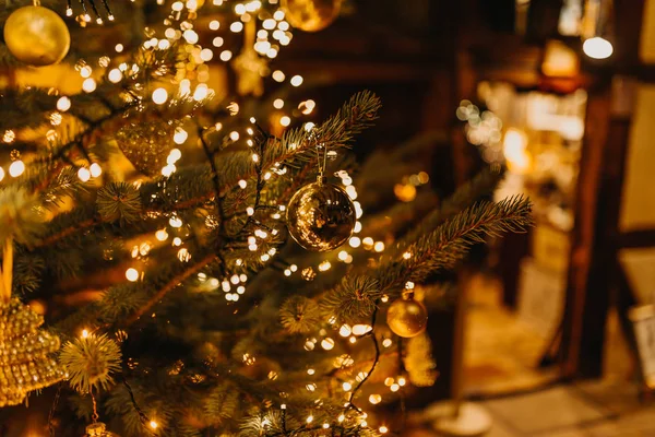 Glänsande Julgran Inredning Mörkt Rum — Stockfoto