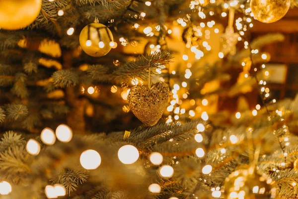 Lesklé Vánoční Strom Výzdoba Temné Místnosti — Stock fotografie