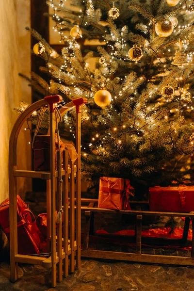 Lesklé Vánoční Strom Temné Místnosti — Stock fotografie