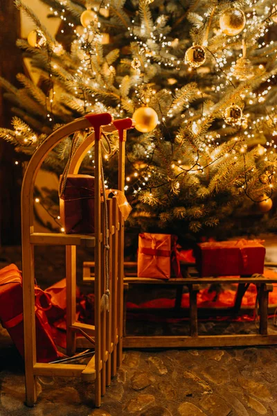 Λαμπερό Χριστουγεννιάτικο Δέντρο Σκοτεινό Δωμάτιο — Φωτογραφία Αρχείου