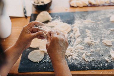 hamur hazırlama ve ana tarafından mutfakta pirogi yapma büyükanne eller