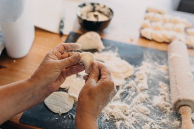 hamur hazırlama ve ana tarafından mutfakta pirogi yapma büyükanne eller