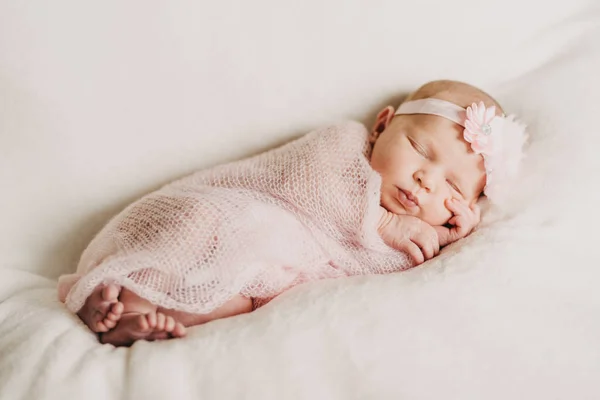 Bebé recién nacido dormido envuelto en manta —  Fotos de Stock