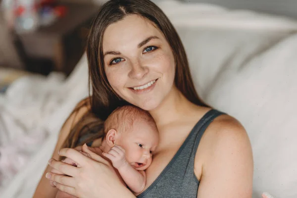 Gyönyörű fiatal anya tart óvatosan újszülött — Stock Fotó